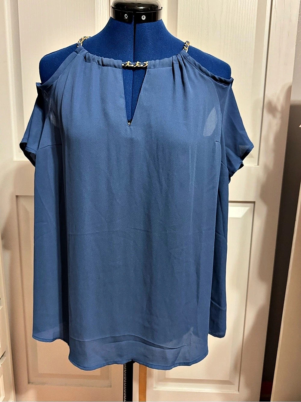 Torrid Navy SS GGT Chainlink Cld Shl Top Navy Chainlink Cold Shoulder Blouse
